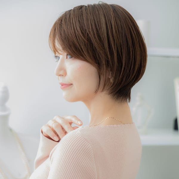 小顔かきあげ前髪前下がりショートマッシュ　シルキーベージュ