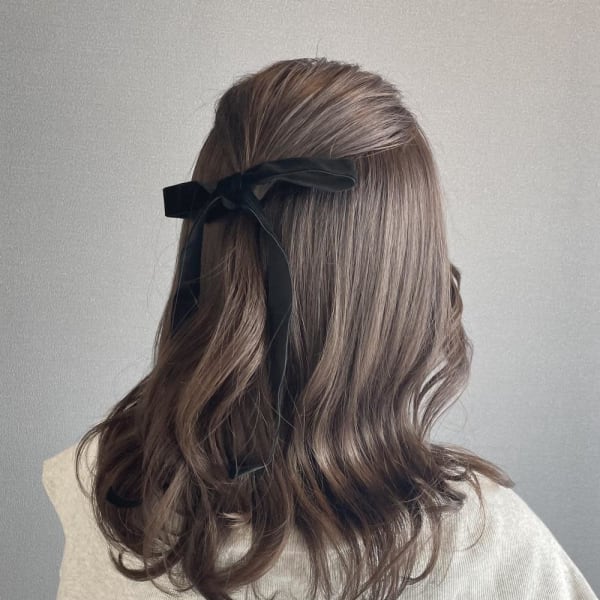 《kitin吉祥寺》ハイトーン グレージュ ハーフアップ