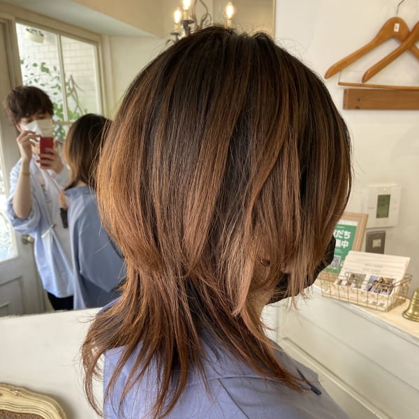 2023年秋冬人気ヘアスタイル軽めのミディアムウルフ