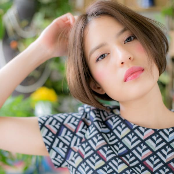 前下がりボブの大人センターパート 　ニュアンスカラー