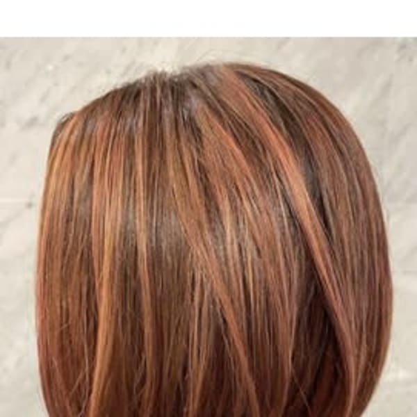 ピンクベージュで柔らかハイライト。