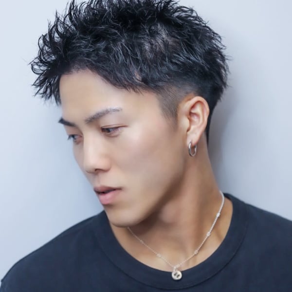 フェードカット 束感　ニュアンスパーマ　黒髪 アップバング