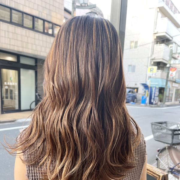 大人可愛いヘルシーなフェミニンウェーブヘア30代豪徳寺梅が丘