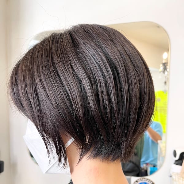 スタイリング簡単大人の前下がりハンサムショートボブ40代梅ヶ