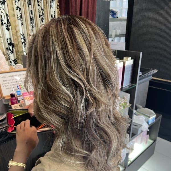 レイヤーハイライトで派手髪へ 【錦糸町北口】