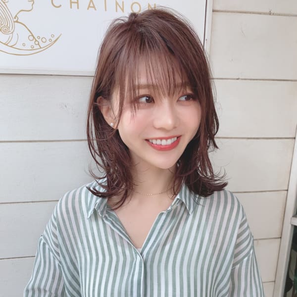 シースルーミディアムウルフウェットな質感のスタイリング