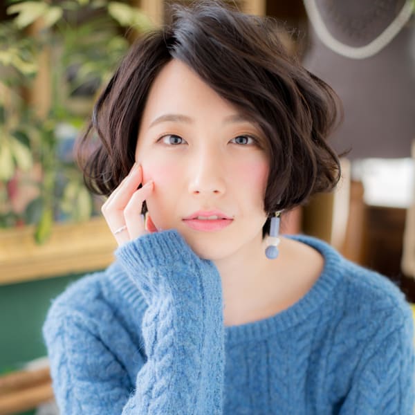 抜け感アシンメトリー前下がり小顔ミニボブ　アッシュブラック