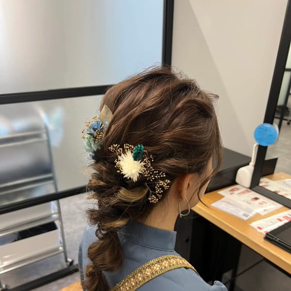 《三軒茶屋 N°aria》フラワー編み下ろしヘアアレンジ