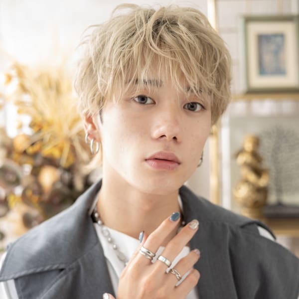 波巻きツイストスパイラルマッシュパーマ　ハイトーンカラー