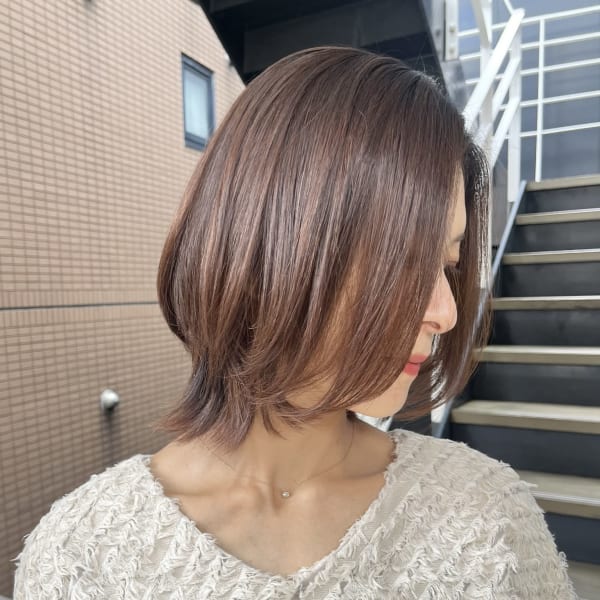 攻めすぎずレイヤーをたのしむミディアムカット