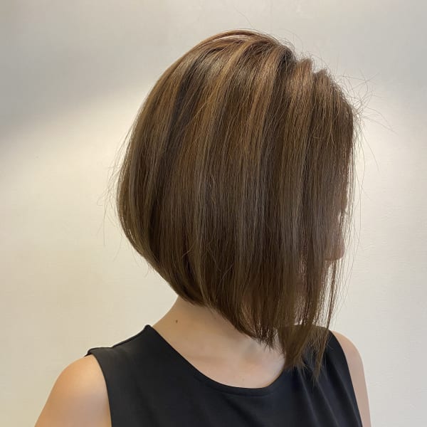 前下がりボブ　ベージュ