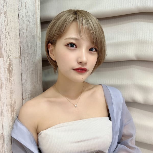 流し前髪/ベース顔/ひし形/ハイトーンショートボブ