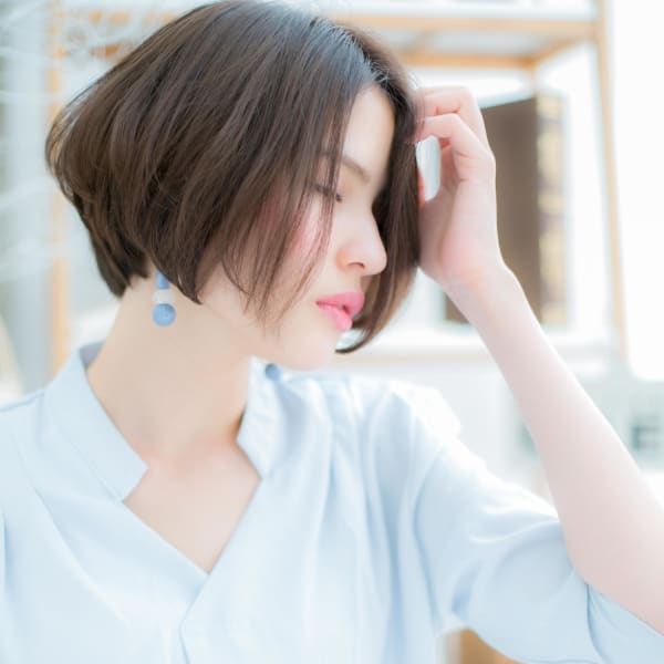 センターパートオリーブグレージュツヤ髪ボブ ヘルシースタイル