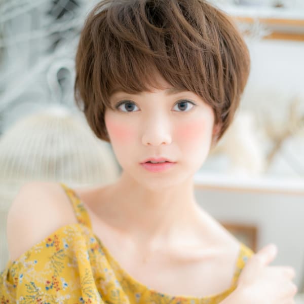 大人ハイライトカラー前下がり束感ショート　マッシュパーマ