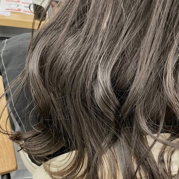 《三軒茶屋 N°aria》韓国ゆる巻き暗髪オリーブベージュ