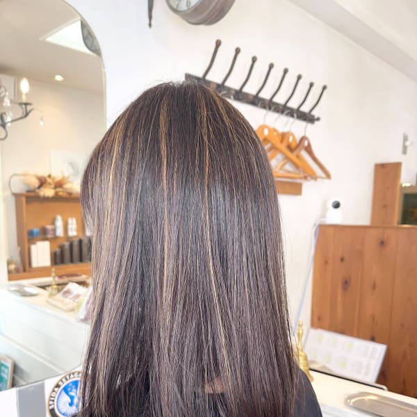 ハイライト白髪ぼかしにも◎アッシュカラーワンカールミディアム