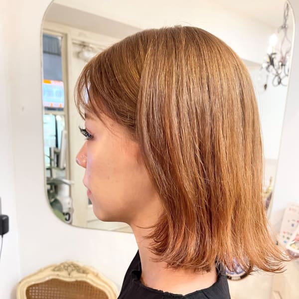 イエベ明るめハイトーン秋カラー前髪あり外ハネミディアム梅ヶ丘