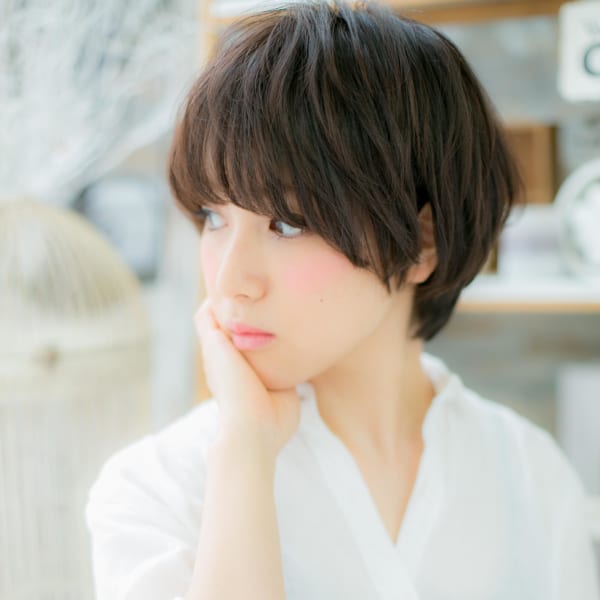 黒髪アッシュブラック前下がり束感ショート グレージュアッシュ