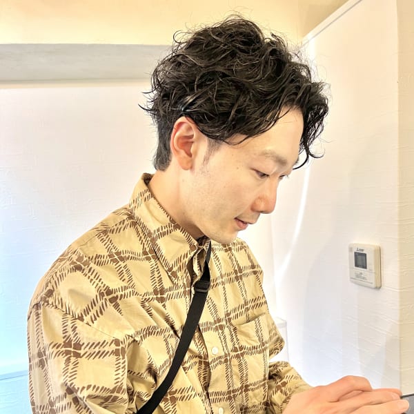 癖毛を活かした色気あるミディアムスタイル|PRISHE.