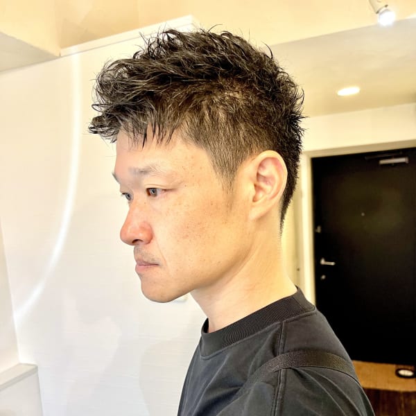 40代のお洒落な刈り上げのメンズショート|PRISHE.