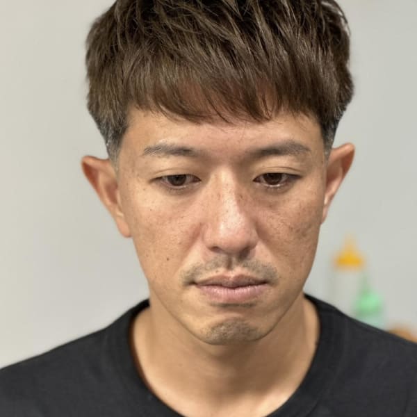 ベージュカラー ショートマッシュフェード