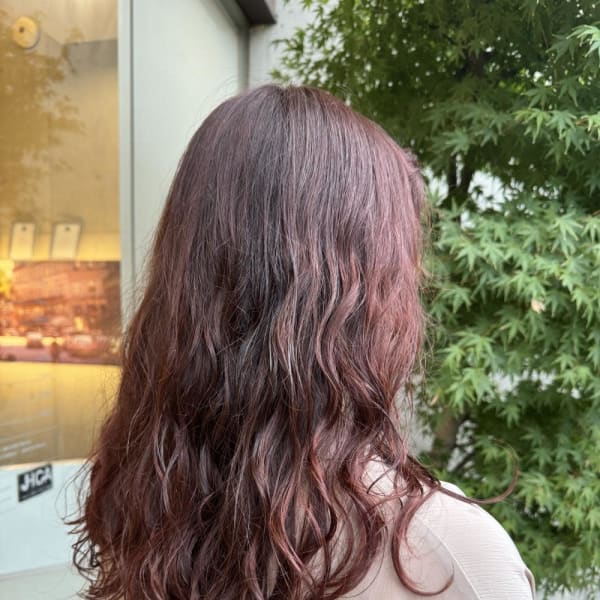 深みレッドのクリッとカールヘア