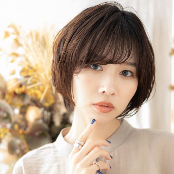 斜めバング前下がり小顔ショートボブパーマ アースカラー