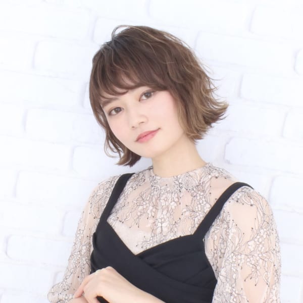 色っぽさを感じさせるふんわりミディアム