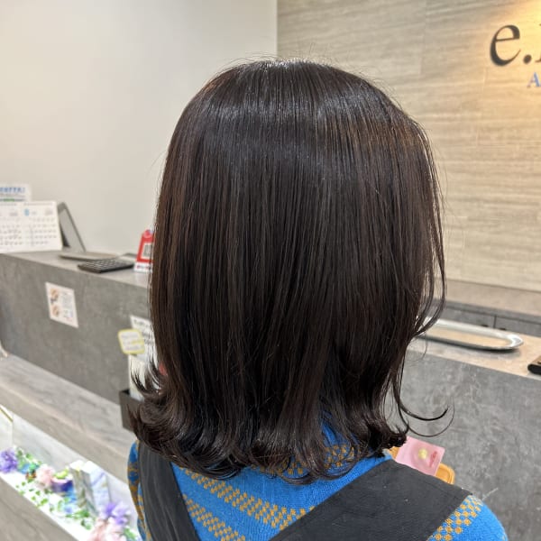ナチュラルカラー×外ハネスタイル|e.m.a × Ar be.anca