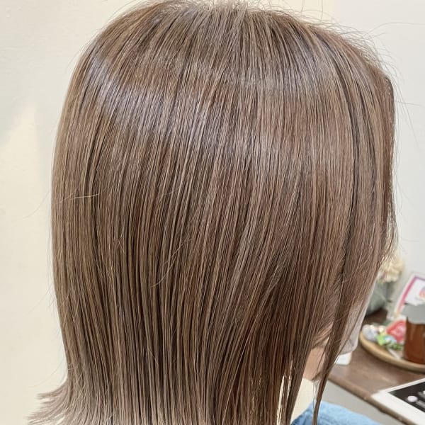 【切りっぱなしミルクティーハイライト】|gift hair salon