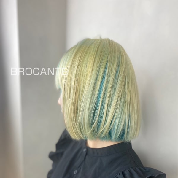 ボブ ハイトーン 個性派 韓国 デザインカラー 水色 ペール