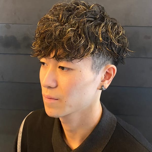 スパイラルパーマ　ツーブロックマッシュ　ハイライト