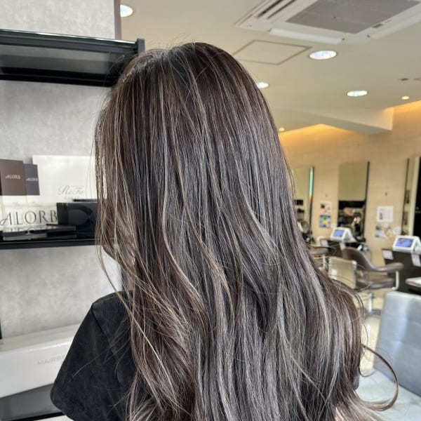 10.20代ホワイトハイライトグレージュカラーロング|prize 池袋【プライズ】池袋西口店