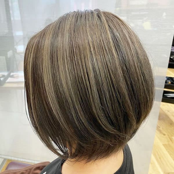 白髪をおしゃれに活かして楽しむ大人の《グレイヘア》