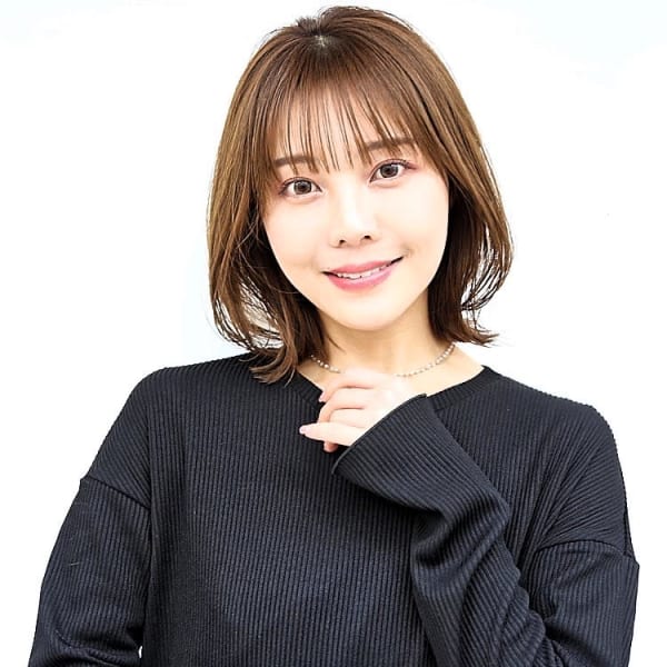 くびれがおしゃれなミディアムヘア