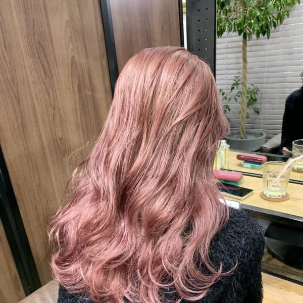 グレーベージュ レイヤーロング 前髪パーマ アッシュブラック