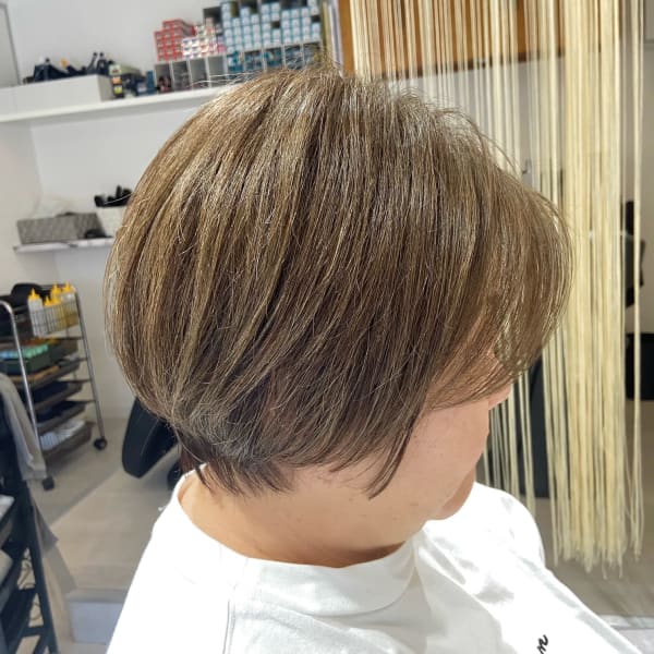 脱白髪染め×前下がりショート