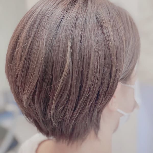 白髪ぼかしハイライト　ナチュラル　ショート　