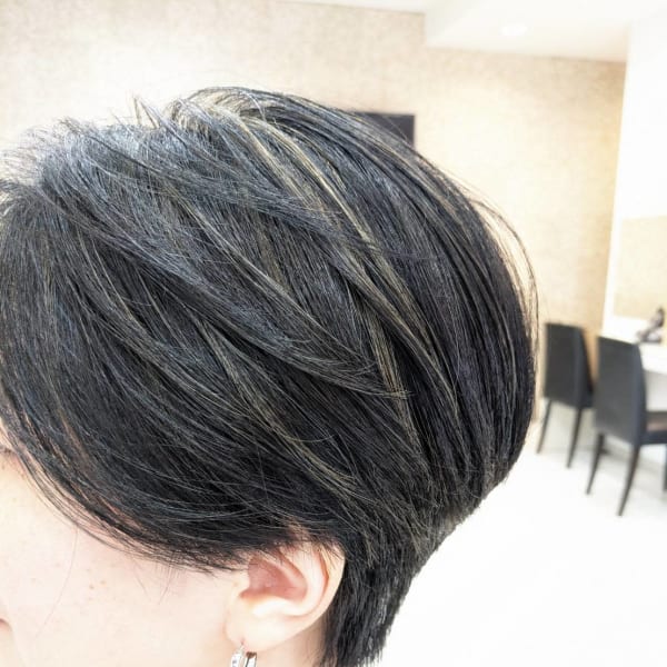 白髪ぼかしハイライト　ショート　ベリーショート