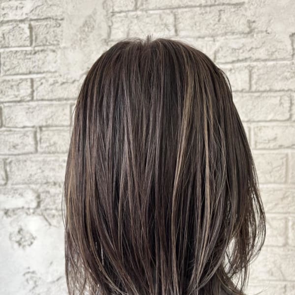 30.40代白髪ぼかしハイライトグレーベージュウルフ