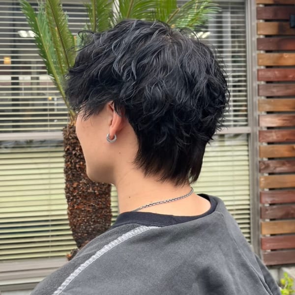 メンズ爽やか束感スパイラルパーマ×艶感黒髪マッシュショート
