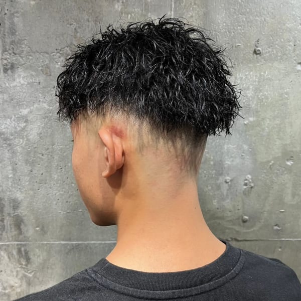 スキンフェード　ツイストスパイラルパーマ　艶感黒髪ショート