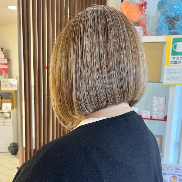 愛されショートボブ艶髪くびレイヤーエモージュモカベージュ