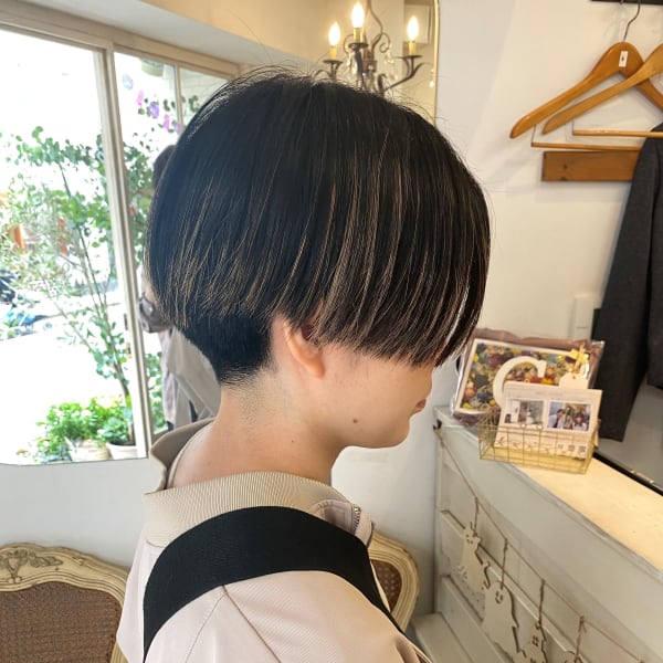 襟足刈り上げ前下がりショート黒髪ハイライトストレート仕上げ