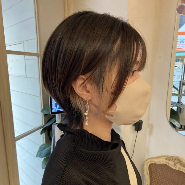 インナーカラーウルフショート耳かけ小顔の顔周りカット