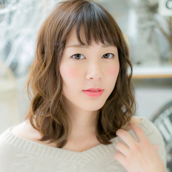 ふわふわくせ毛風ウェーブ…大人かわいい愛され顔　アッシュオリ