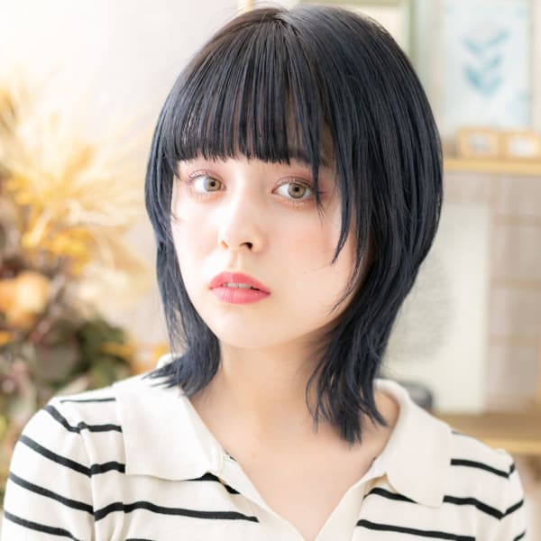 ぱっつん前髪大人ガーリーミディアムウルフ　グレージュカラー