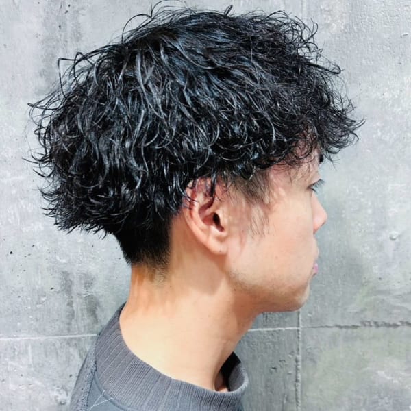 刈り上げ　波巻きパーマ　20代30代　黒髪　マッシュショート