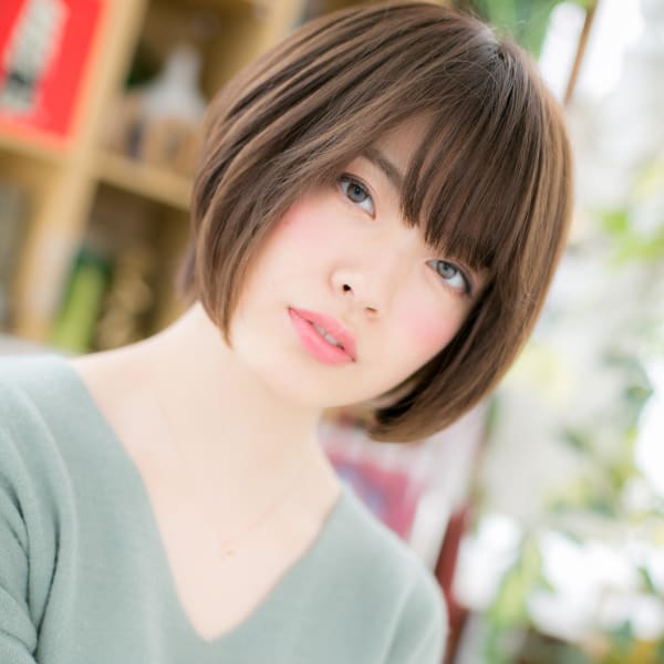 斜めバング黒髪くすみカラー小顔前下がりボブ アッシュオリーブ