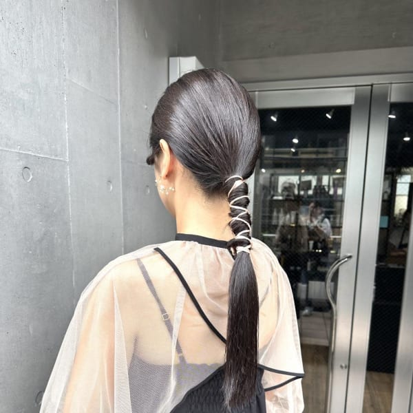 グレーベージュ レイヤーロング 前髪パーマ アッシュブラック